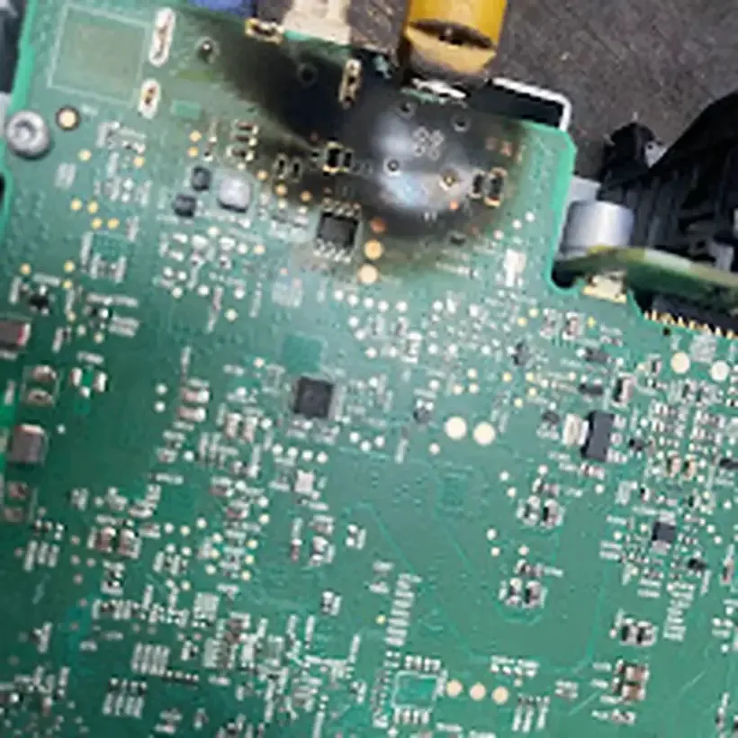 Componente eletrônico automotivo em análise